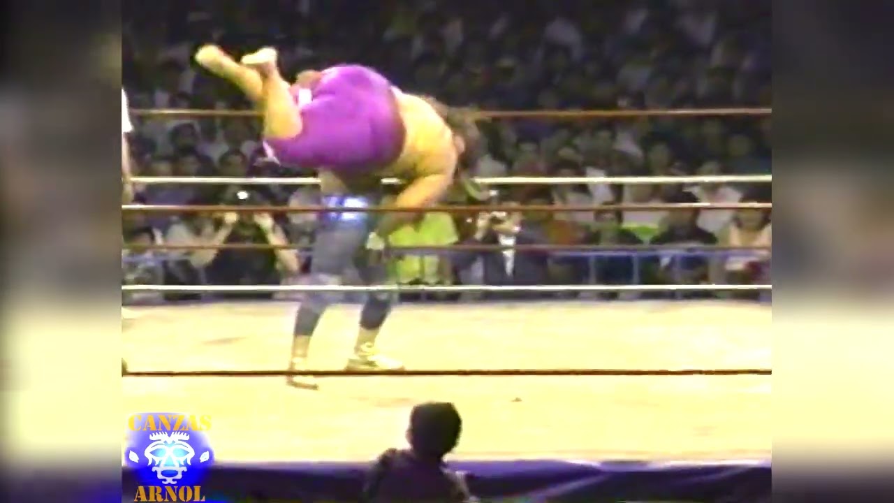 Canek aplicando Crotch (Krotch) o Body Slam a luchadores Super Pesados