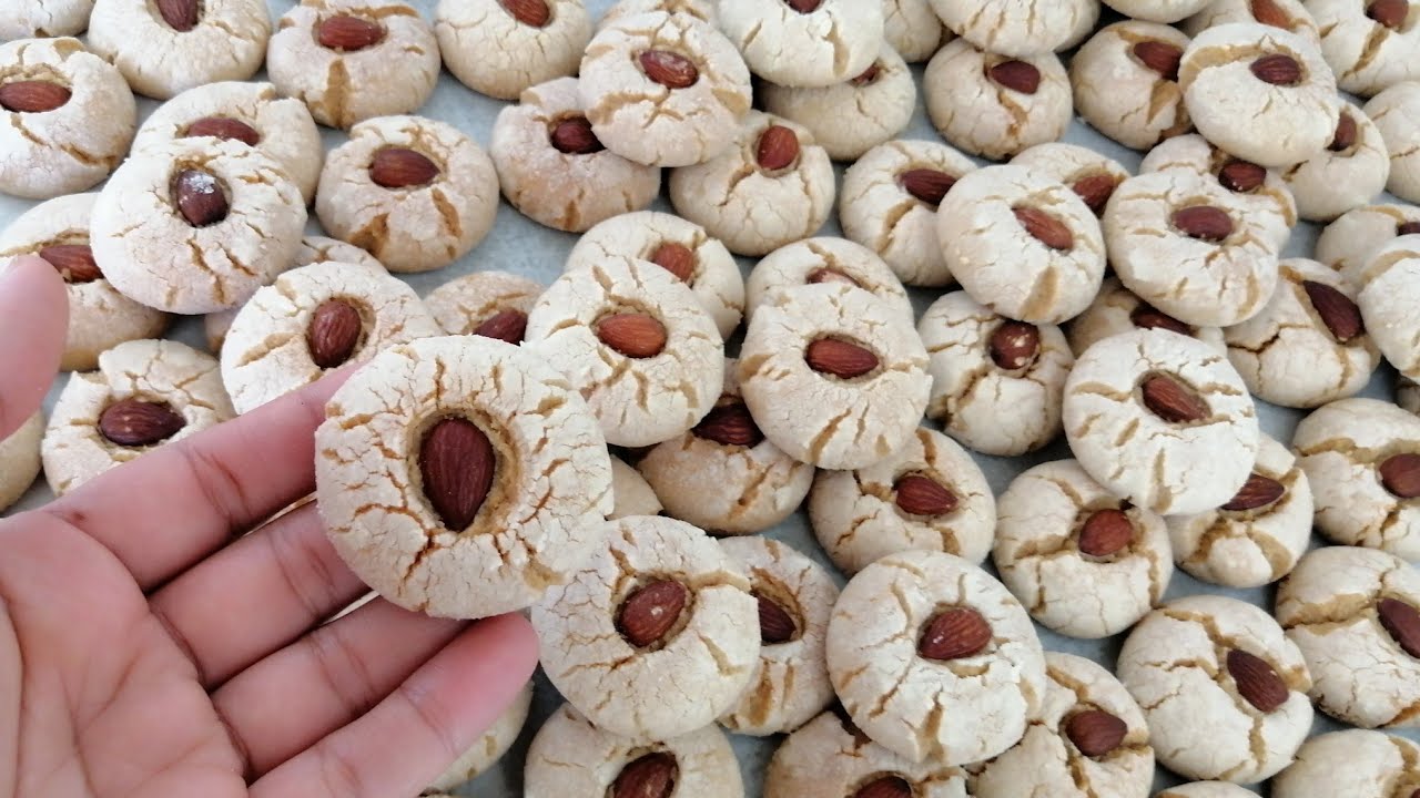 غريبة لي حمقات كلياني😉وگاع لي خداها فالعيد طلبها مور العيد👌أكثر من 150حبة غي ب250غ زبدة فقط💪💪💰💰💰