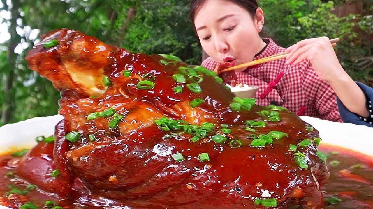 小雨鹵了兩個豬蹄，咬一口滿滿的膠原蛋白，用手抱著啃真過癮！【市民朱小雨】