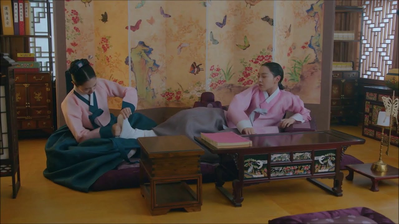 Chae Seo-eun gives Shin Hye-sun a foot massage - Mr. Queen (E1, 2020)