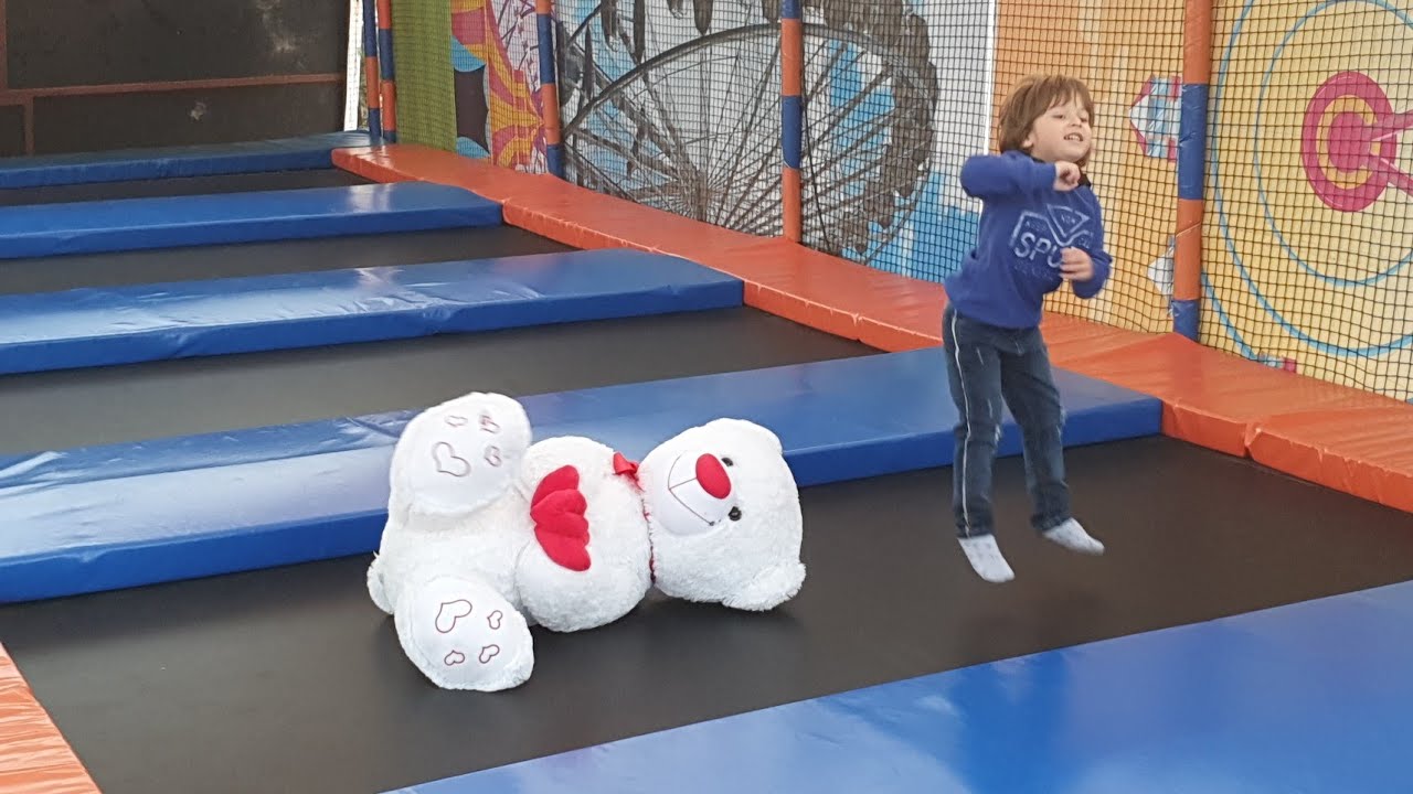 Fatih Selim ayı'sıyla luna parkta tramboline çarpışan arabalara helikoptere biniyor ve çok eğleniyor
