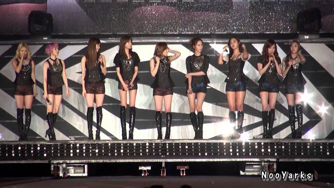 [Fancam] 121125 Girls' Generation (소녀시대) - Introduction+Talk #SMTBKK