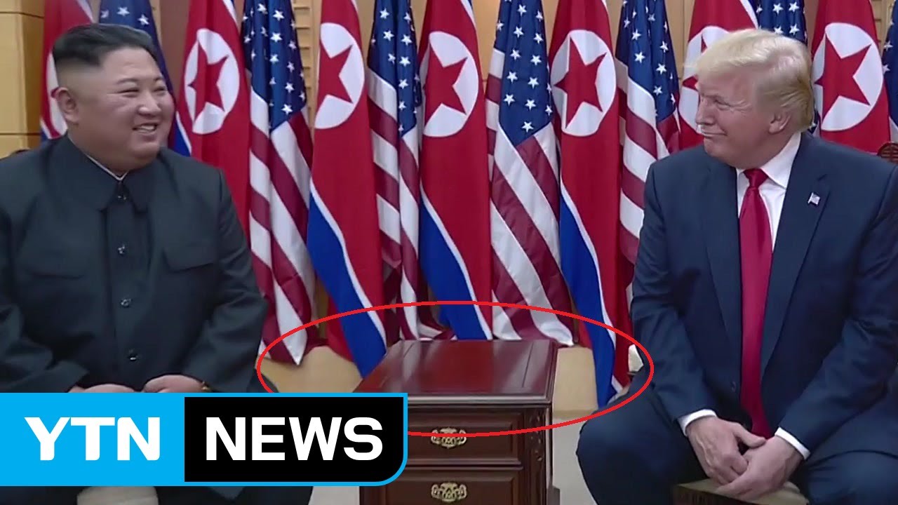 기획 없던 역사적 만남...바닥에 닿은 성조기&middot;인공기 / YTN