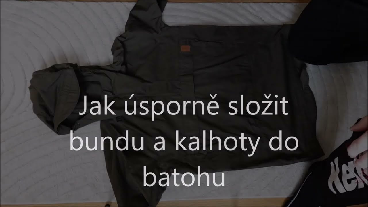 Jak úsporně složit bundu a kalhoty do batohu