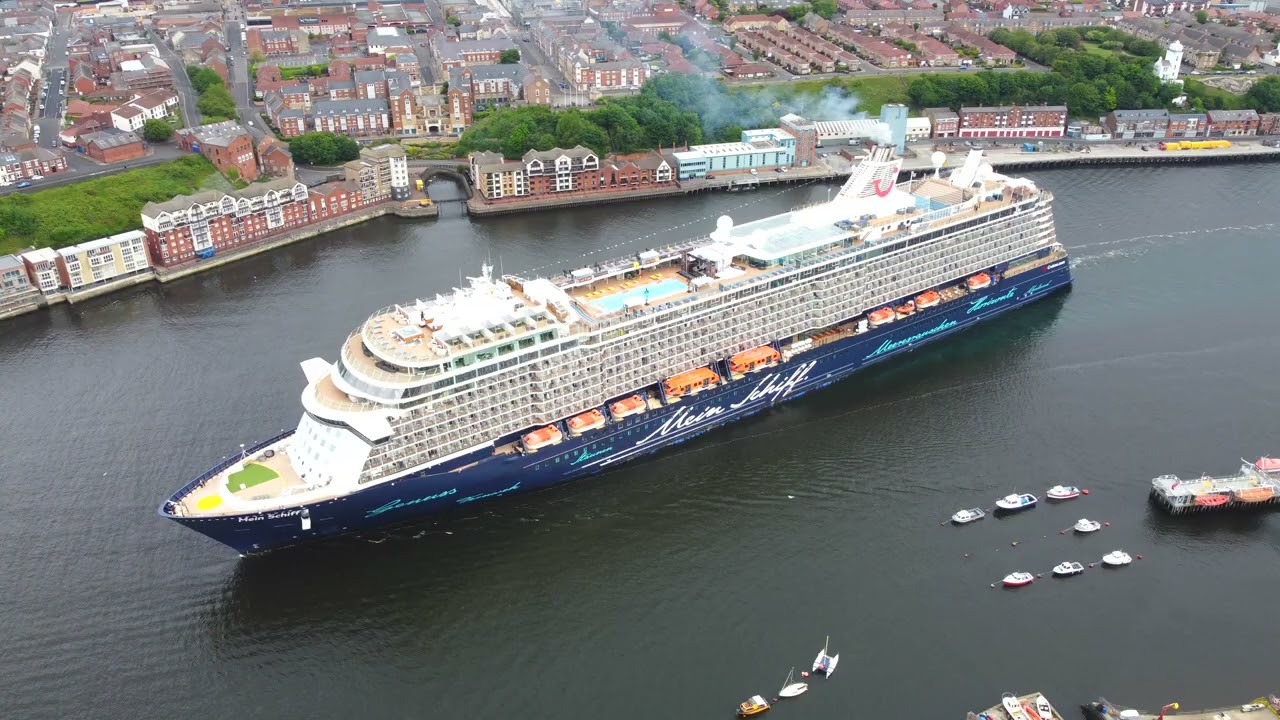 DJi Mini 2 drone 4k - TUi Mein Schiff 3 Cruise ship arrives on The River Tyne