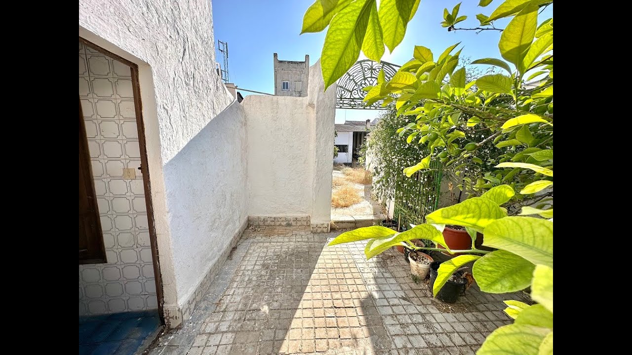 #Casa de pueblo, a reformar, con salida a dos calles y amplia nave en #SierraDeYeguas (#Málaga)