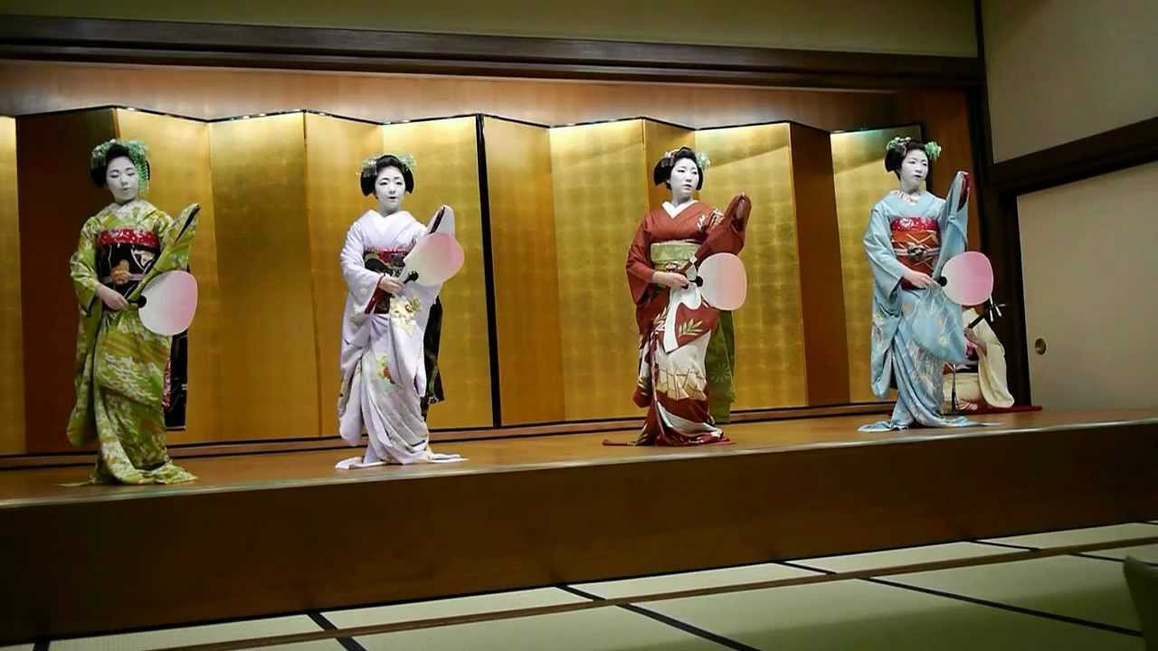 京都、宮川町の舞妓さんたちのおどりです。「夏は蛍」