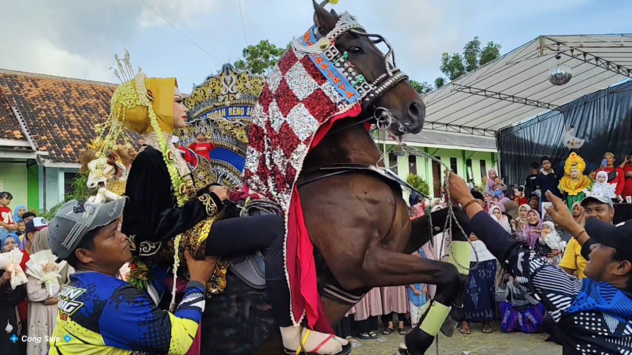 ATRAKSI KUDA KENCAK DAN SARONEN