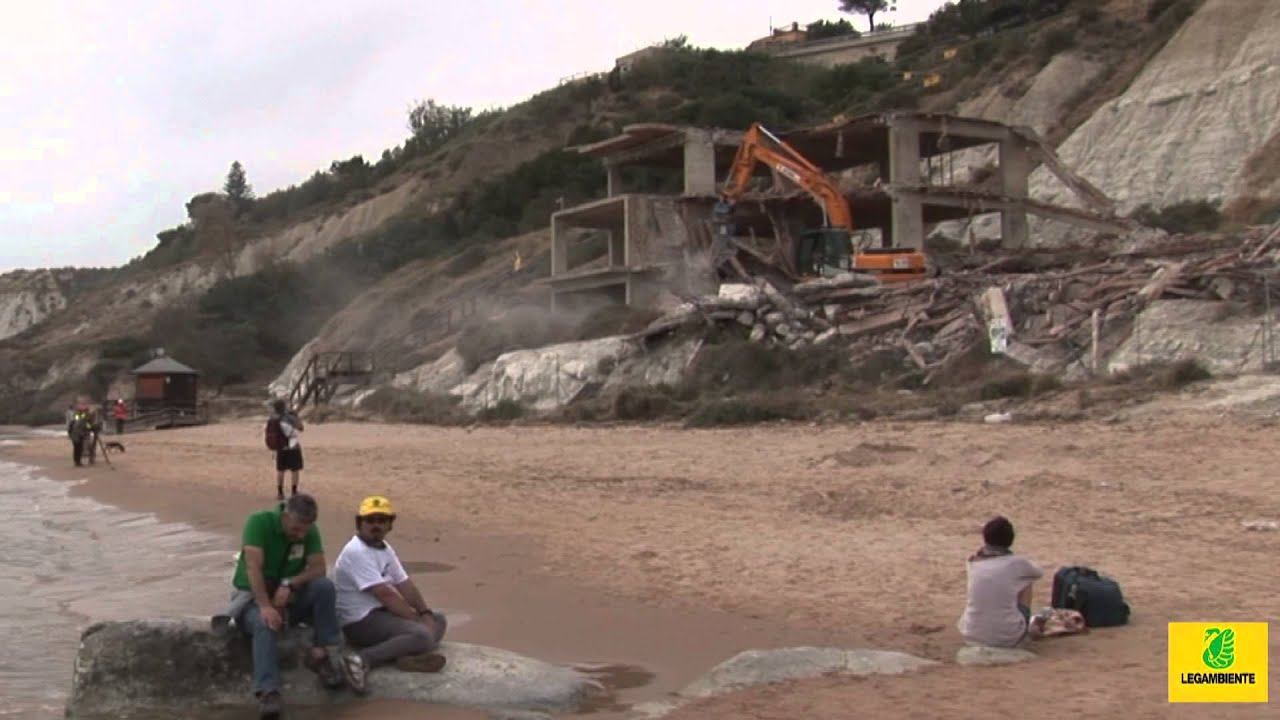 Abbattutto l'ecomostro di Scala dei Turchi