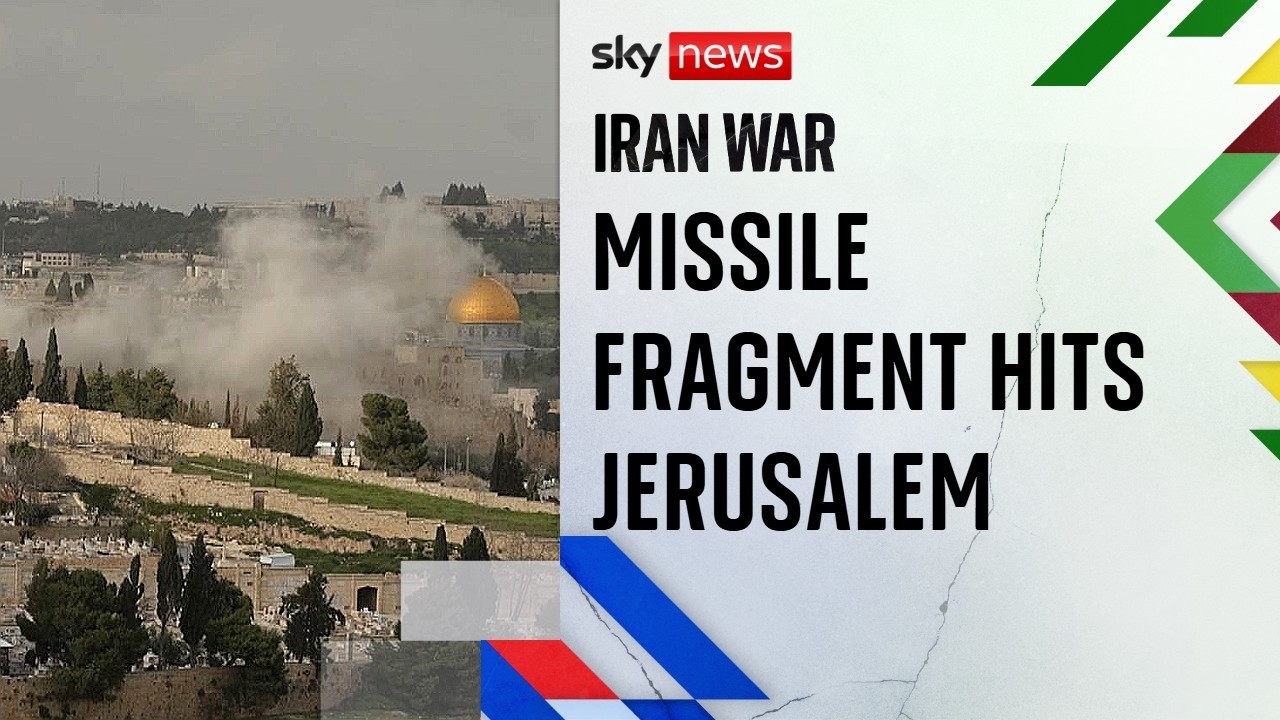 Телеканал Sky News зафиксировал попадание осколка ракеты в Старый город Иерусалима.