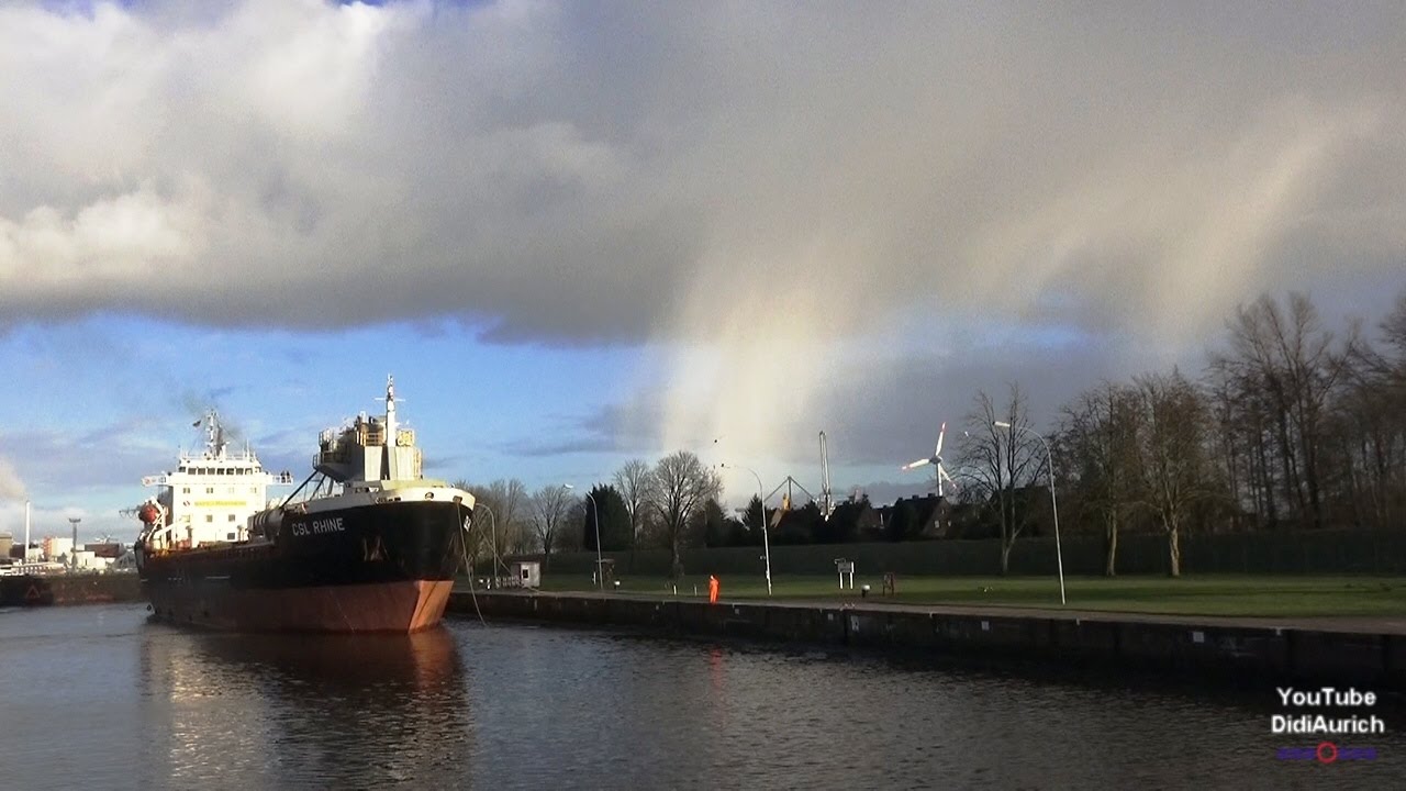 Ostfriesland Emden Schiff fährt durch die Schleuse Große Seeschleuse Zum Südkai Emden Außenhafen