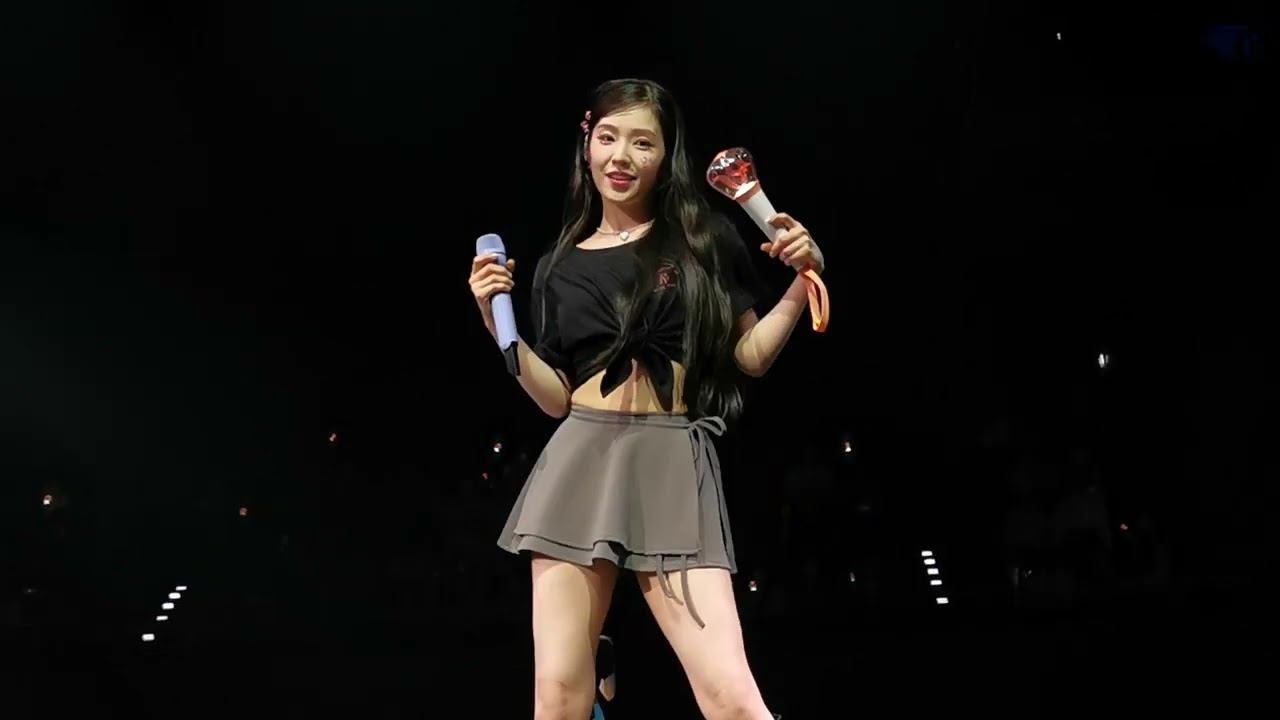 Red Velvet 'You Better Know' + Concert Ending @R to V Tour in Berlin 230527 (FOS fancam)