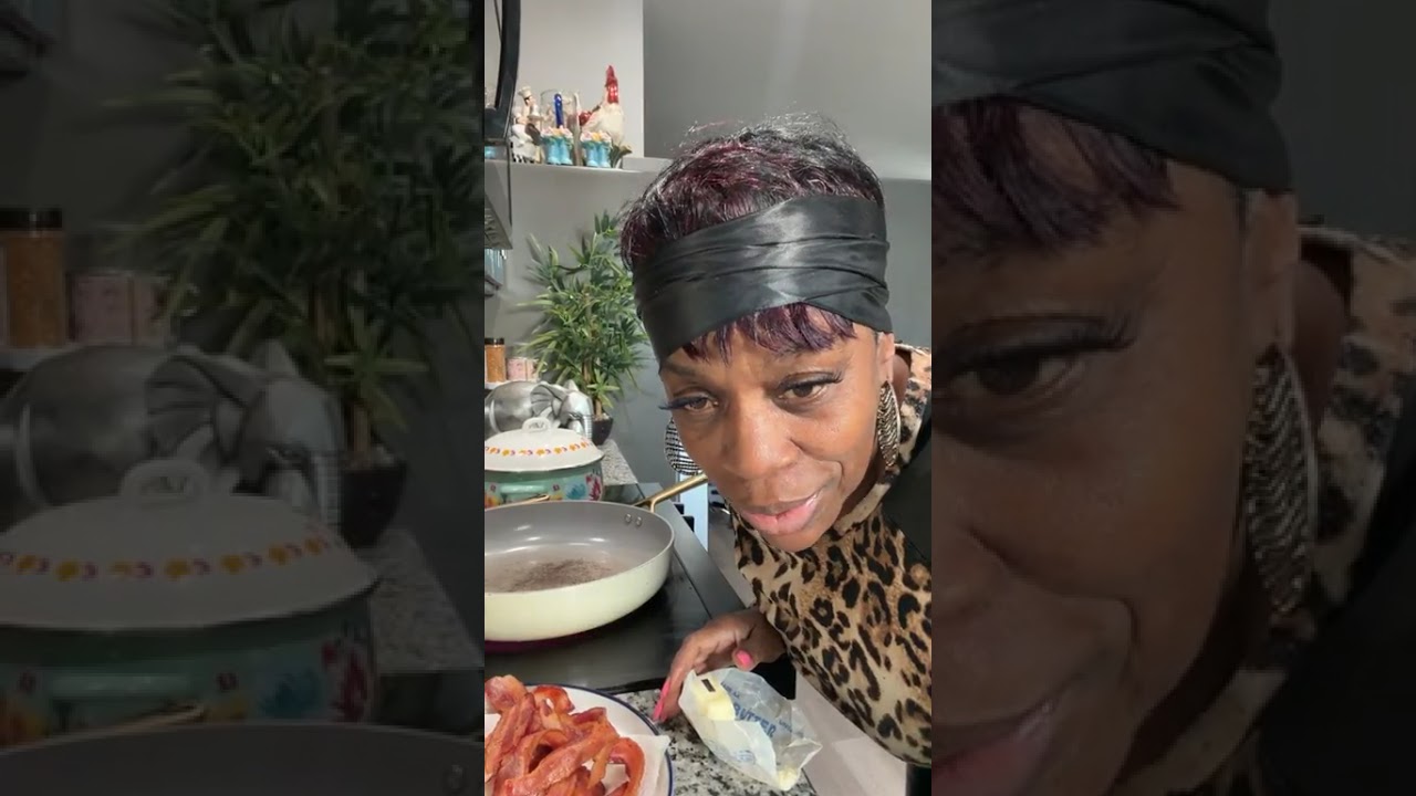 Let’s make a BLT breakfast sandwich. #marion #cooking