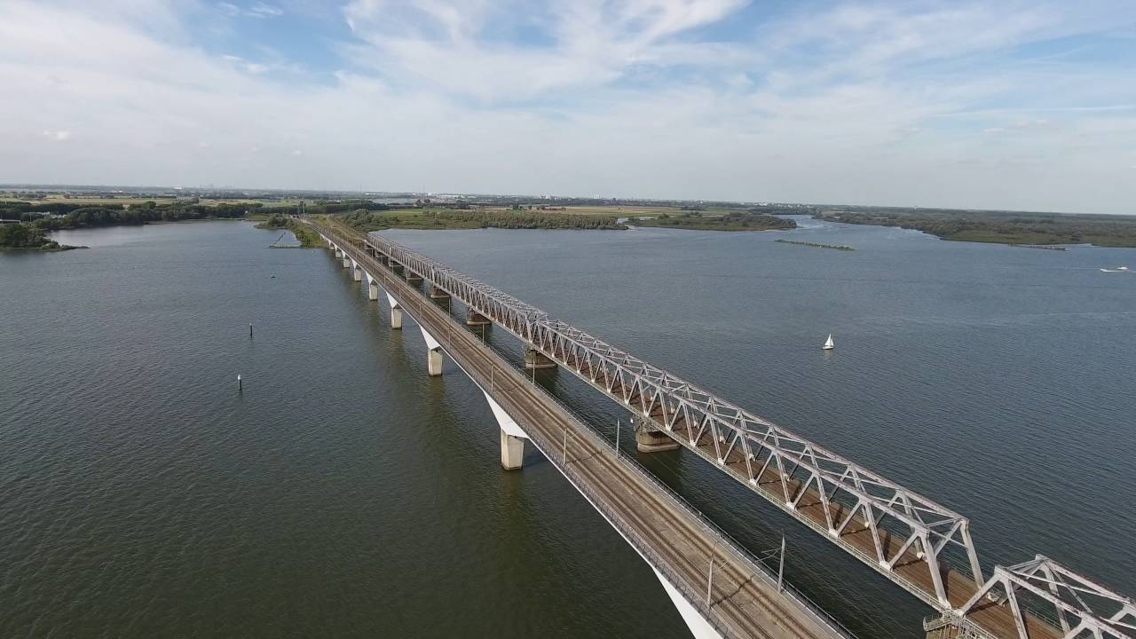 Rondje moerdijkbrug met de Phantom 4