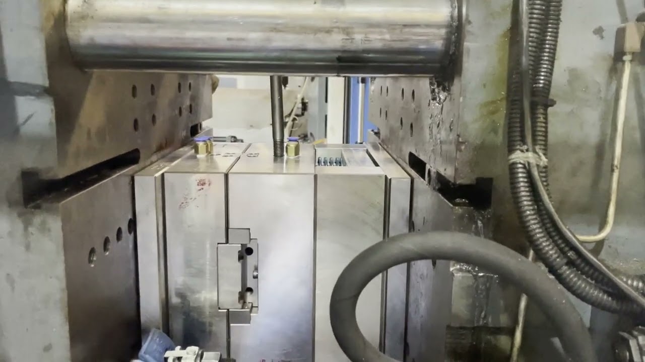 Change a plastic mold& quick injection mold installation in China