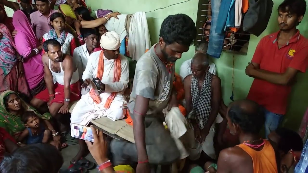रामआशीष आपने गाव पाहुचा  जोगी के भेश मैं 25शल बाध गीत gate हुवे सुनके आख मुझे आशू आ जयेगा तों