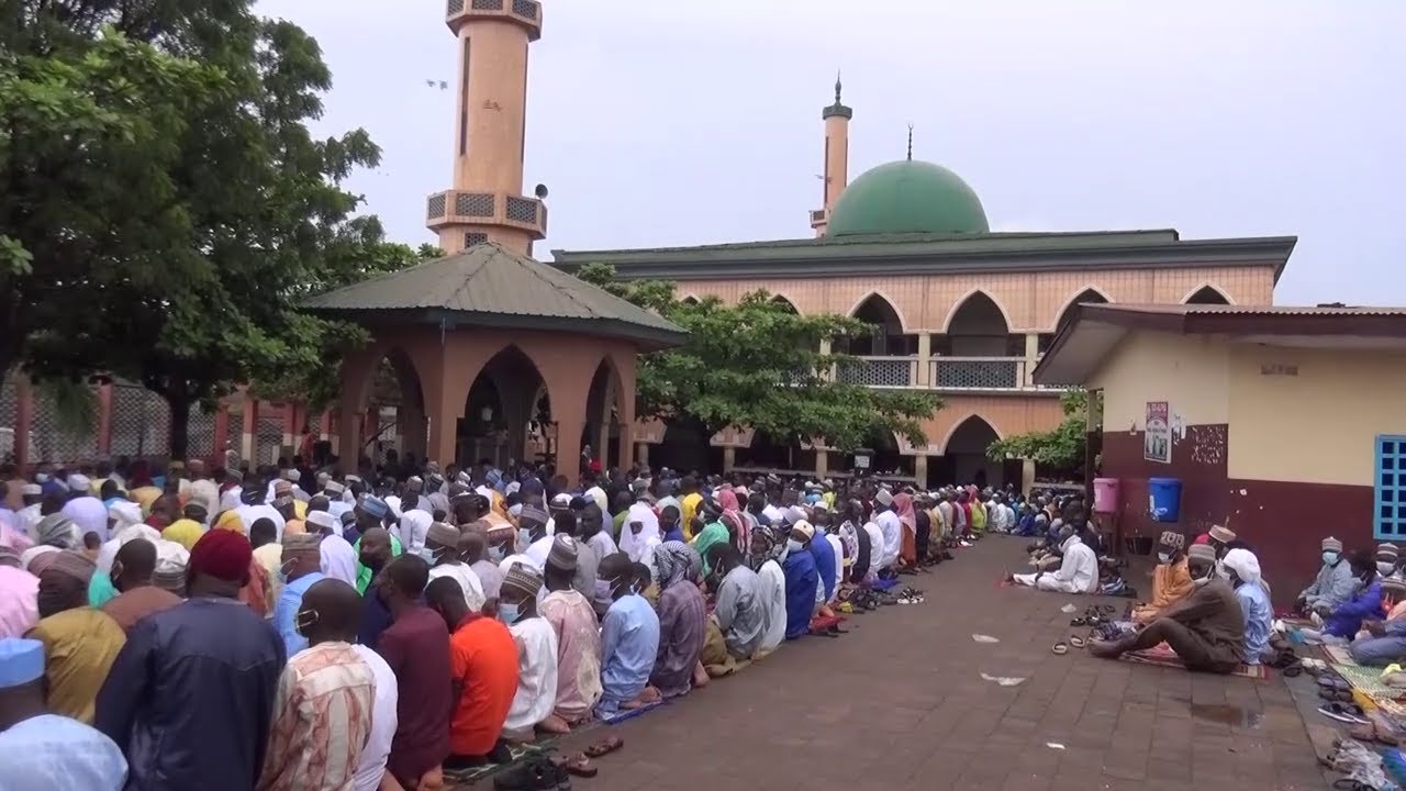 MOSQUÉE CENTRALE DE YAOUNDÉ LES FIDÈLES PRIENT POUR L'UNITÉ DU PAYS