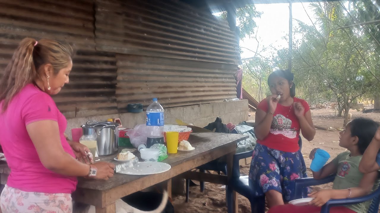 María se burlar de la otra niña porque sele cae el pastel 