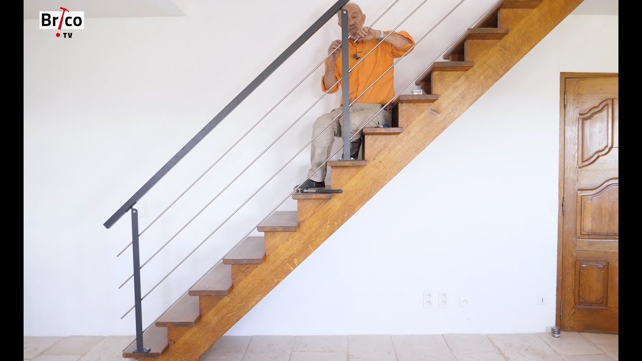 Poser une rampe et un garde-corps sur un escalier en bois -  Tuto brico avec Robert