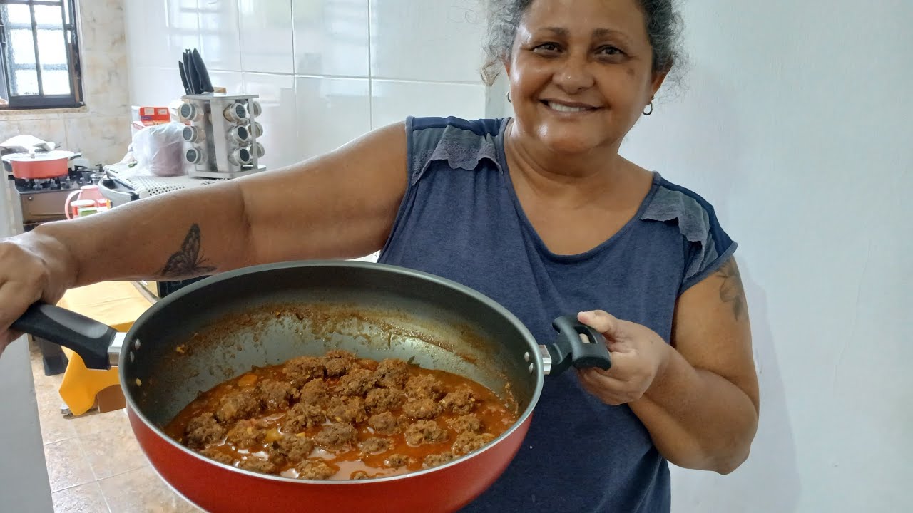 PARA O ALMOÇO DE HOJE EU FIZ ESPAGUETE COM ALMÔNDEGAS 