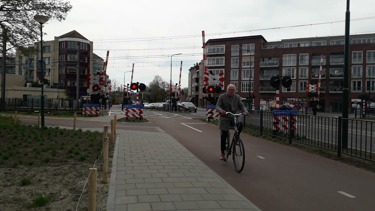 LEVENSGEVAARLIJK! Fietser raakt op gesloten tussen de spoorbomen en deed de spoorboom omhoog