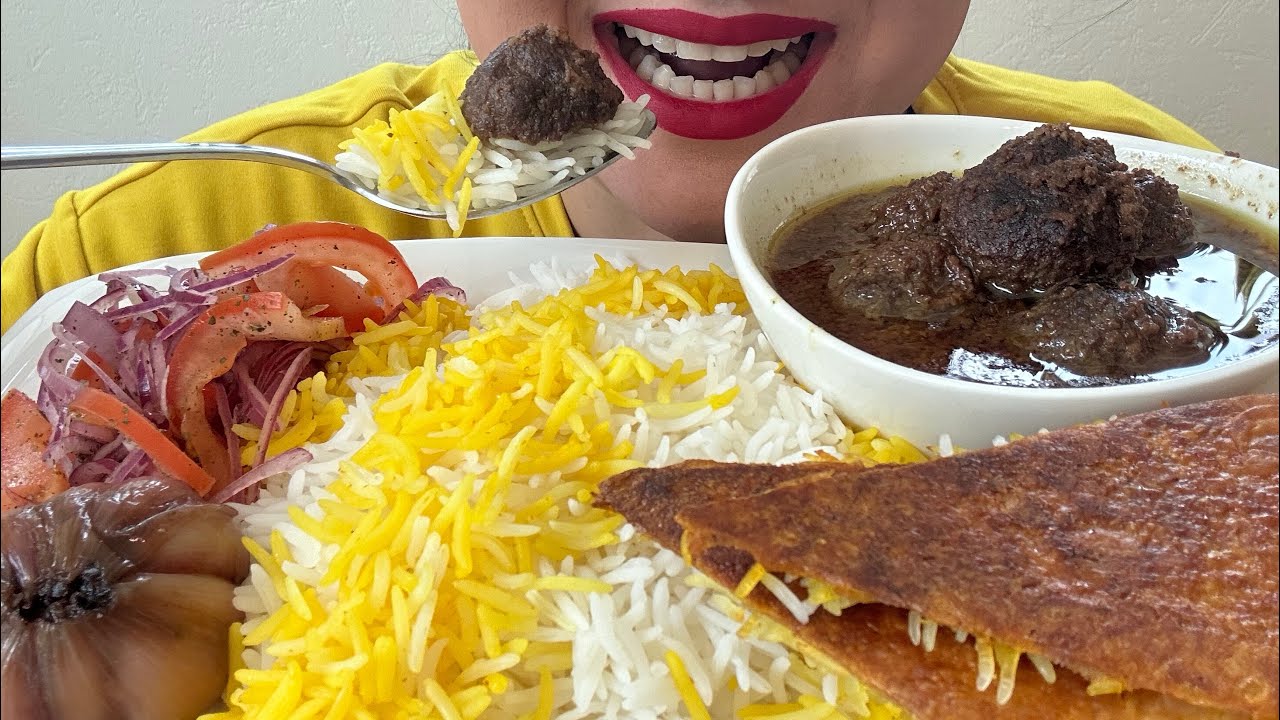 Asmr eating Fesenjoon with rice and Tahdig| موکبانگ فسنجون با ترشی سیر و سالاد و ته دیگ