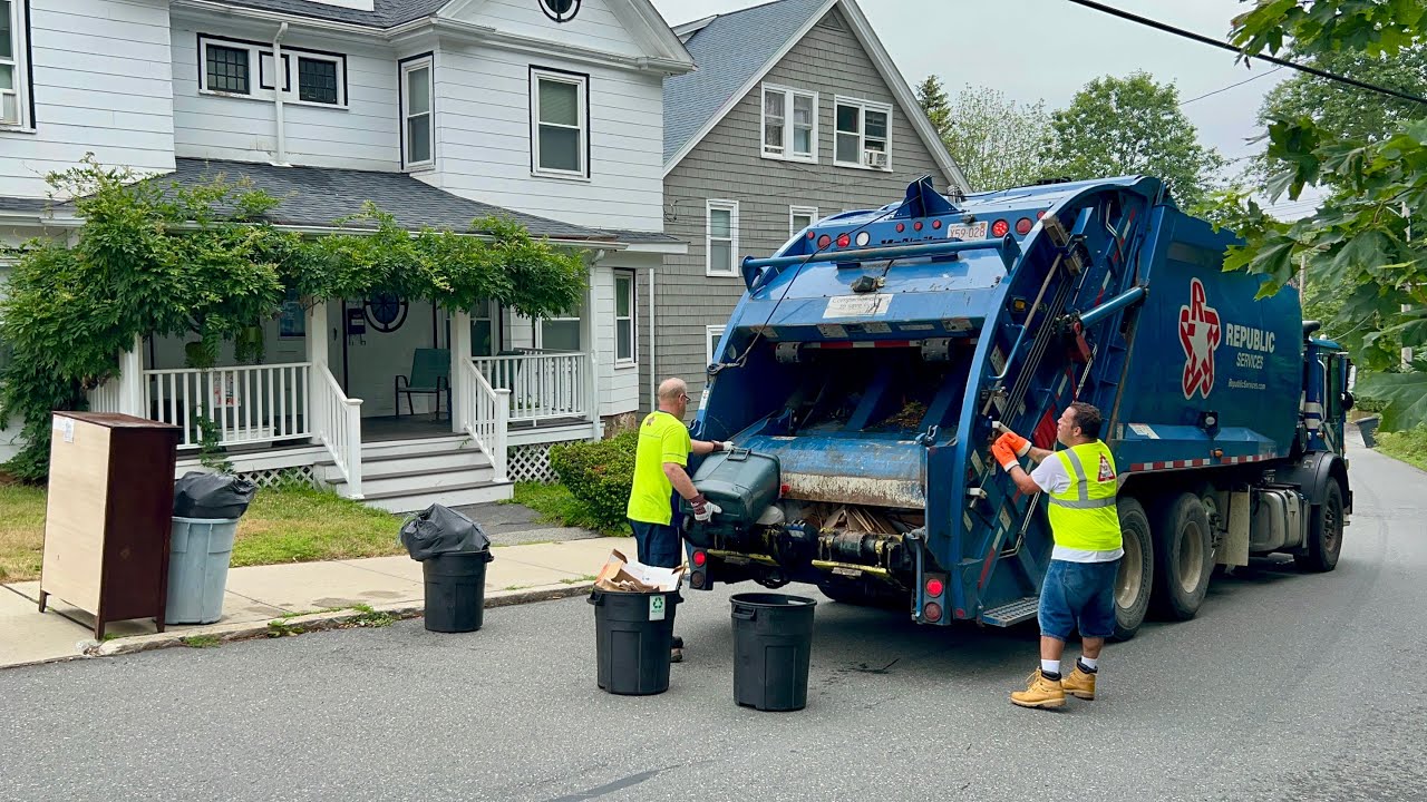 Republic Services Garbage Truck VS Union Strike Trash