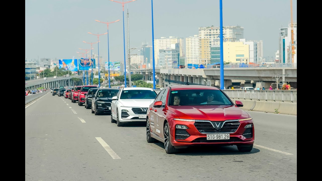 VinFast Lux - Roadshow hoành tráng tô điểm đường phố Sài Gòn