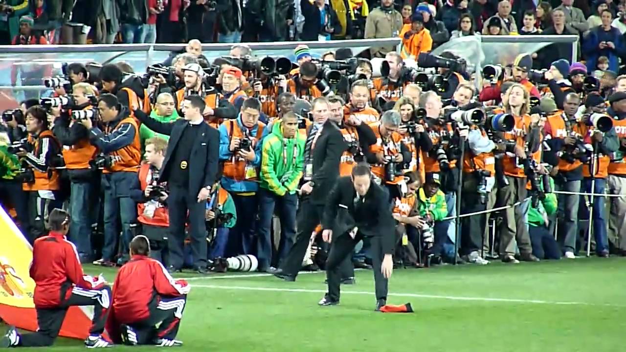 2010 World Cup Final &mdash; atmosphere, pitch invasion and FIFA personnel confiscating flags