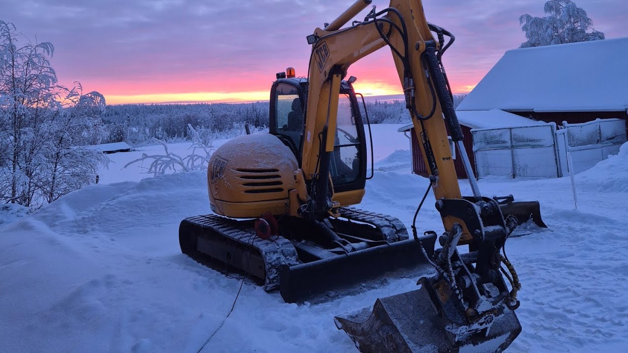 JCB 8080 ZTS kaivinkone saapuu kotiin. Otetaan lavetilta alas. @ParatiisiPerukassa