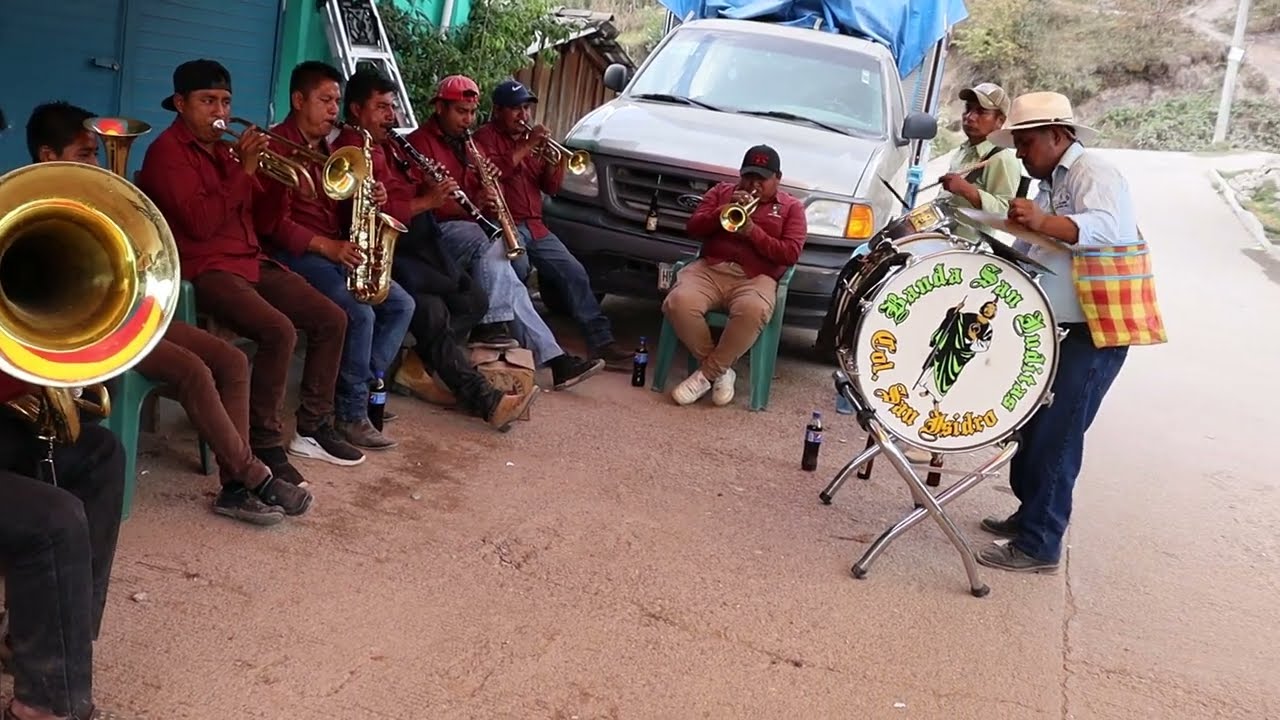 MI RESPETO PARA ESTA BANDA DE METLATONOC GRO...😱😱 ME QUITO EL SOMBRERO - son unos perros tocando🎷🎺