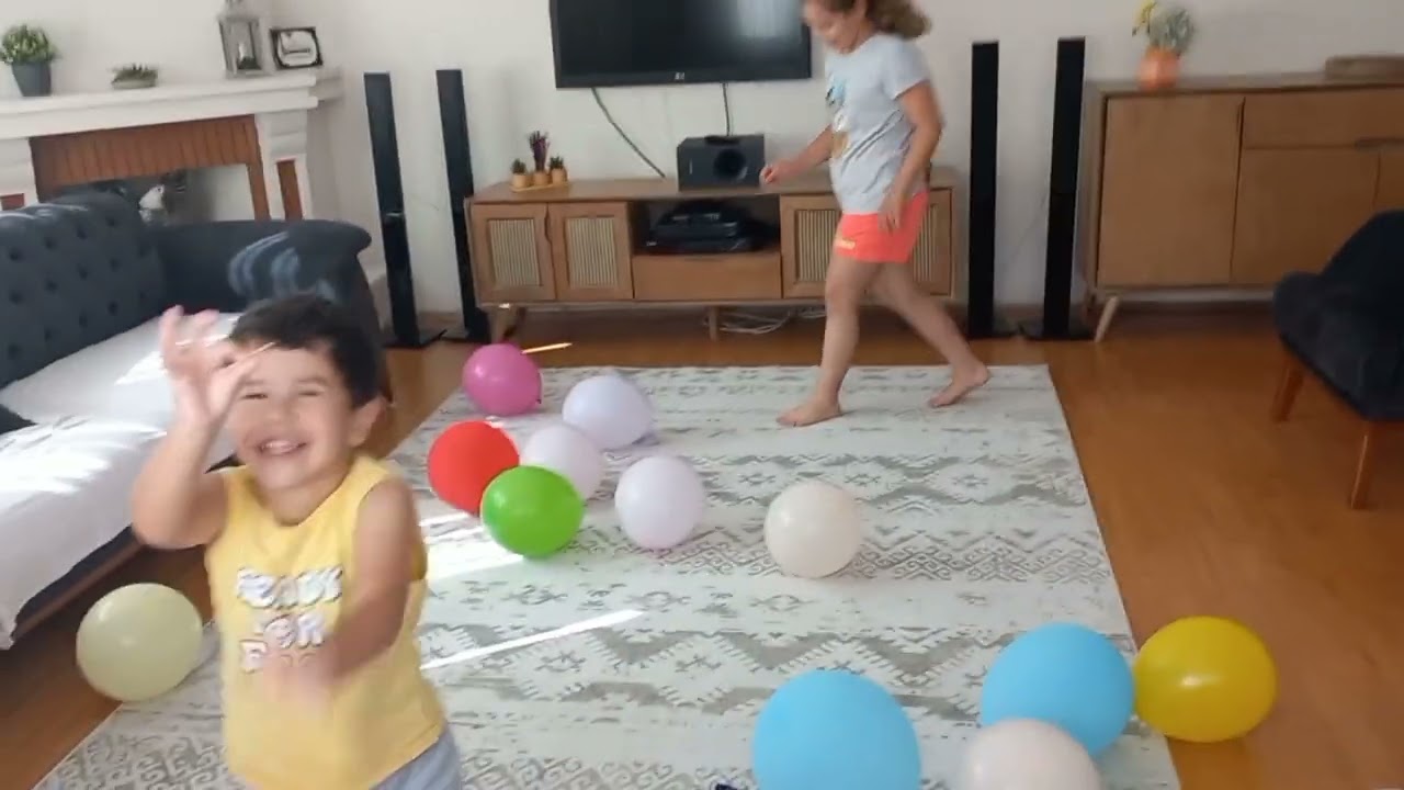 Kartal Efe ile balon patlatma oynadık. #balon #eğlence #funnyvideo #play #baloon #balonpatlatma