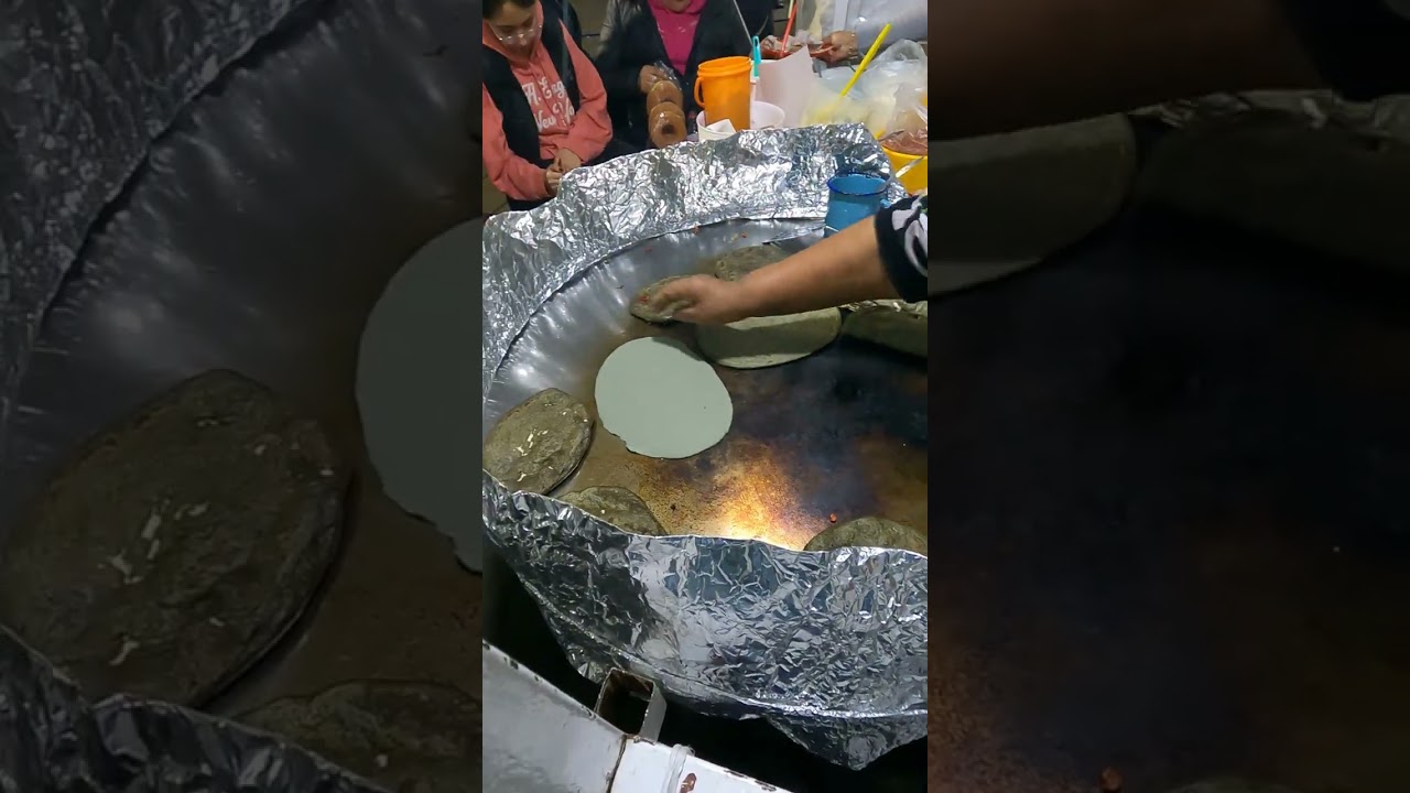 ¡Qué ricas están estas  quesadillas de masa azul. xochimilco ciudad de México 