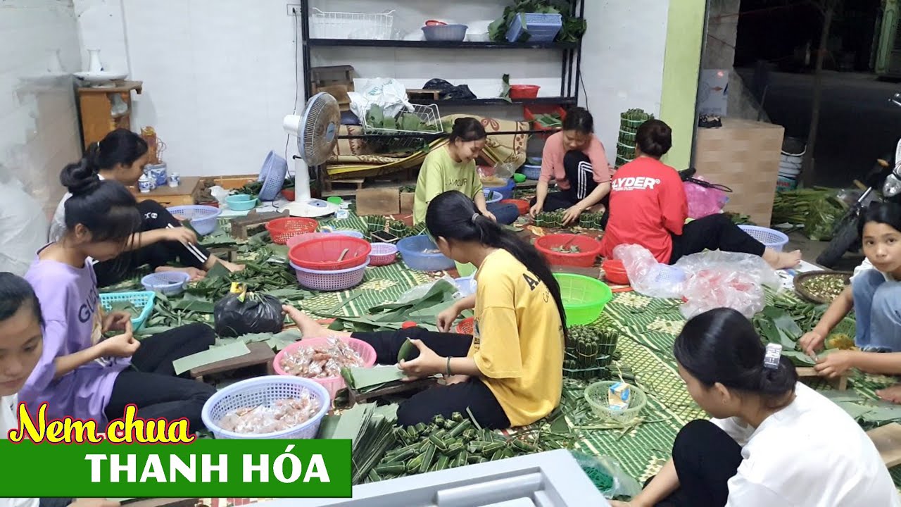 Cơ sở sản xuất nem chua Thanh Hóa. Em gái gói nem nhanh thoăn thoắt | Trúc xanh TV