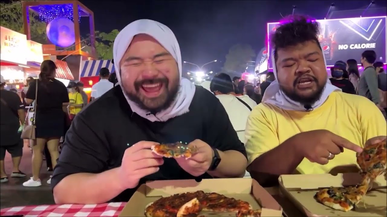 MAK CIK BAWANG CHAMPION di Kuching Food Fest makan PIZZA LA BORNEO