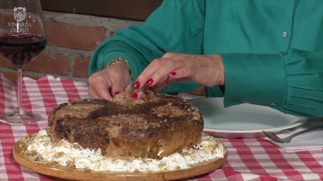 KOLAC SO POLNETI JABOLKI - Vkusot na tradicjata