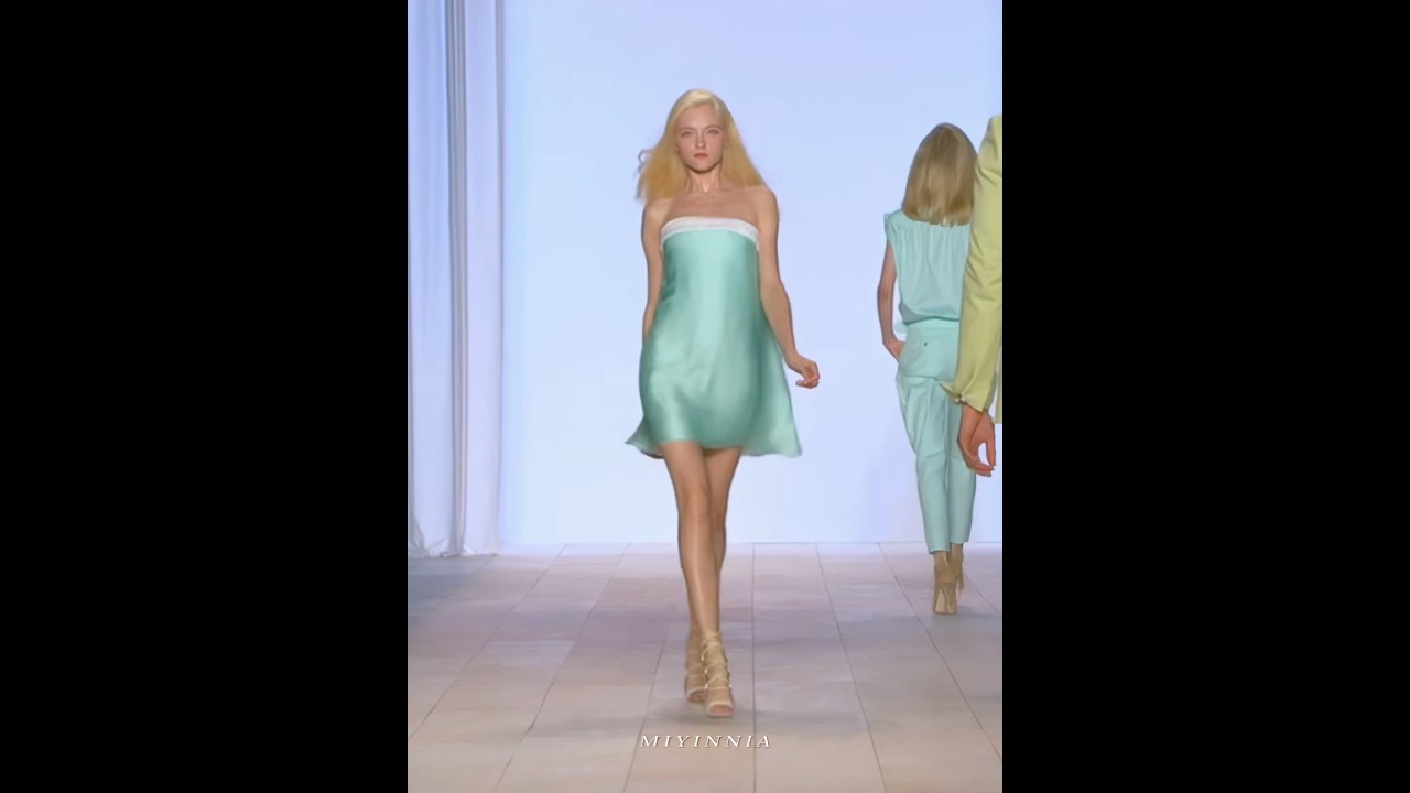 Gosh! Her walk is so unique!#vladaroslyakova