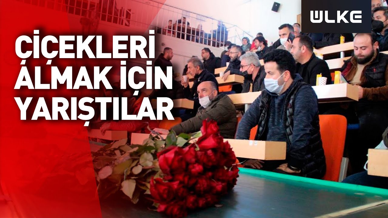 Çiçekçi Esnafı Yürüyen Bant Üzerinden Gelen Çiçekleri Almak İçin Yarıştı