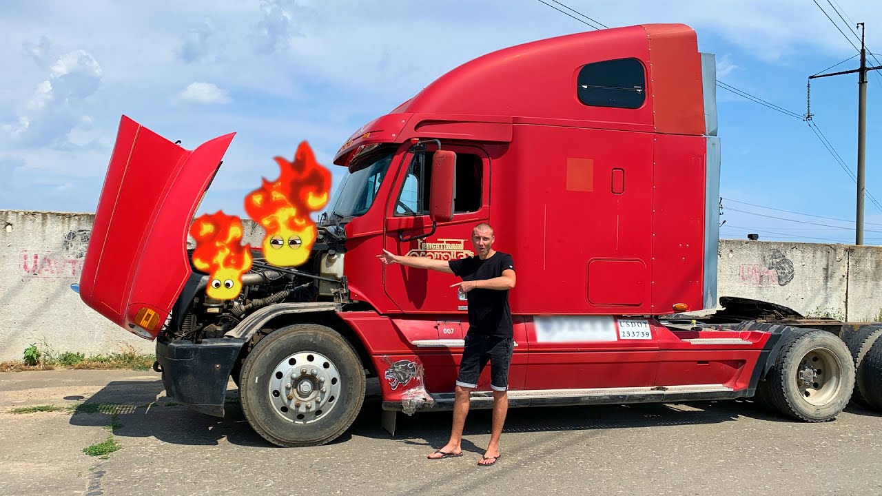 Grote vrachtwagen is kapot &ndash; Grappige baby rijdt op een elektrische vliegtuig om de man te helpen