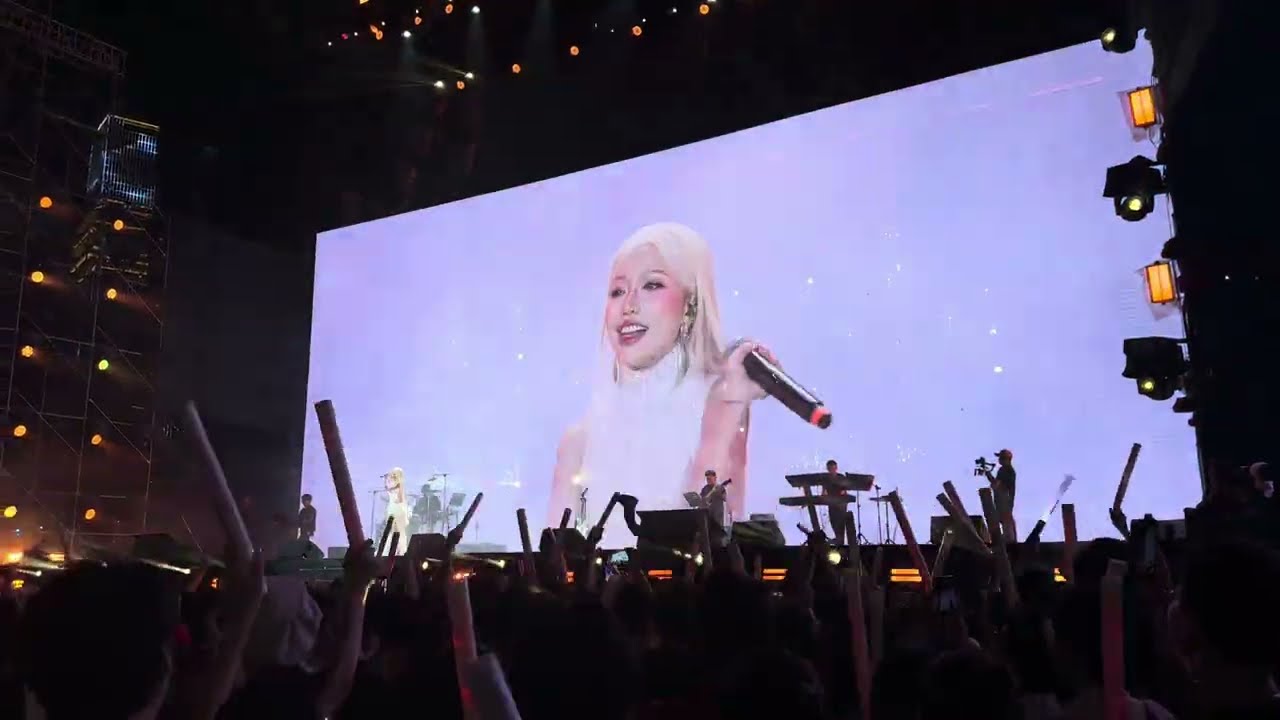 [27.12.25] Phùng Khánh Linh tại HOZO CITY TẾT FEST 2025 - FULL PERFORMANCE