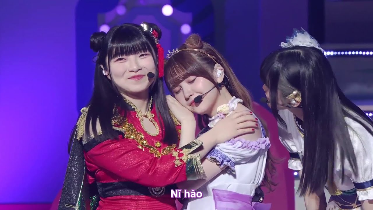 鬼頭明里 / Akari Kito speak Chinese while sleeping on Akina Homoto (法元明菜) Shoulder - Nijigasaki 6th Live