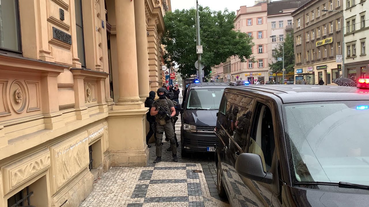 ZÁSAHOVÁ JEDNOTKA ESKORTOVALA K SOUDU NEBEZPEČNÉHO MUŽE
