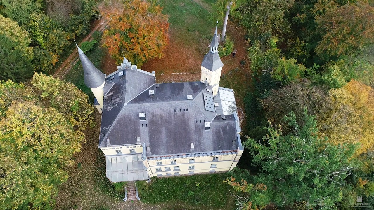 Drohnenflug &uuml;ber das Schloss Dreiwasser in Golchen bei Br&uuml;hl