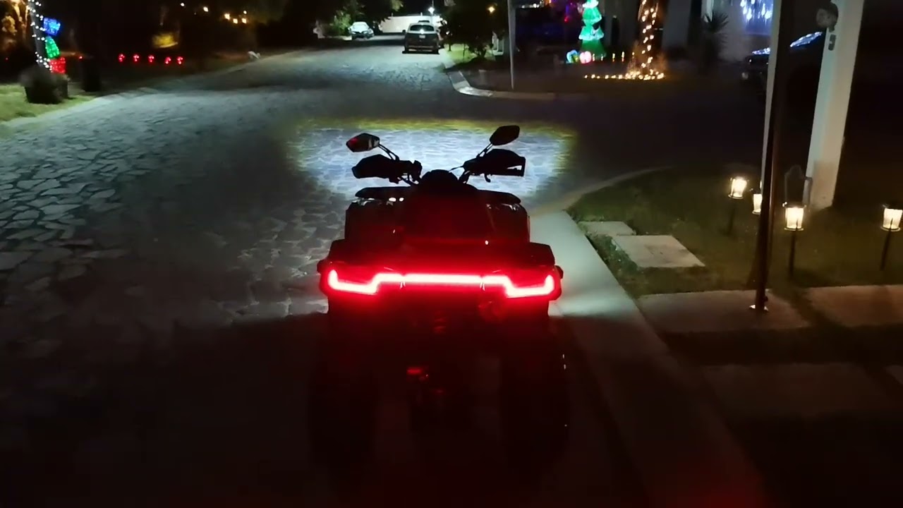 Cuatrimoto BDS Jambo 220 con las luces led de noche