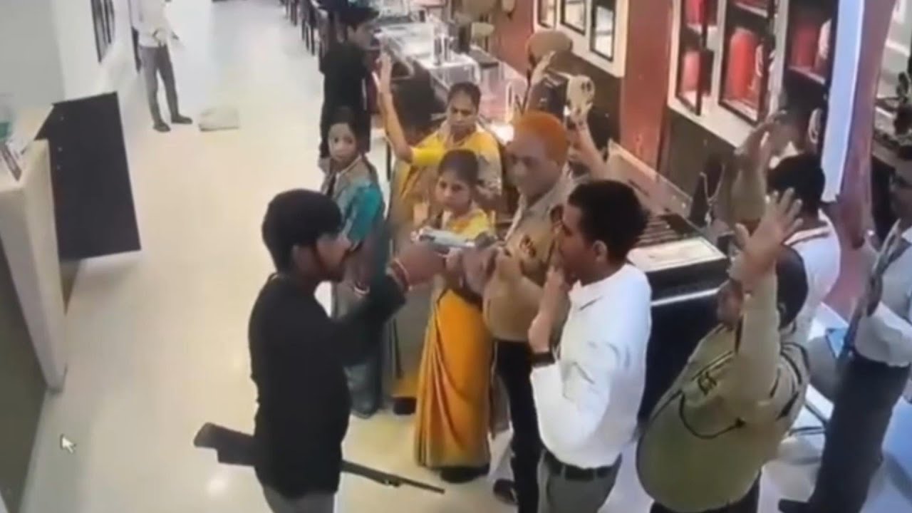 BIHAR CCTV FOOTAGE|TANISHQ ROBBERY SIX MEN LOOTED RS 25 CRORE JEWELLERY IN ARA AT GUNPOINT