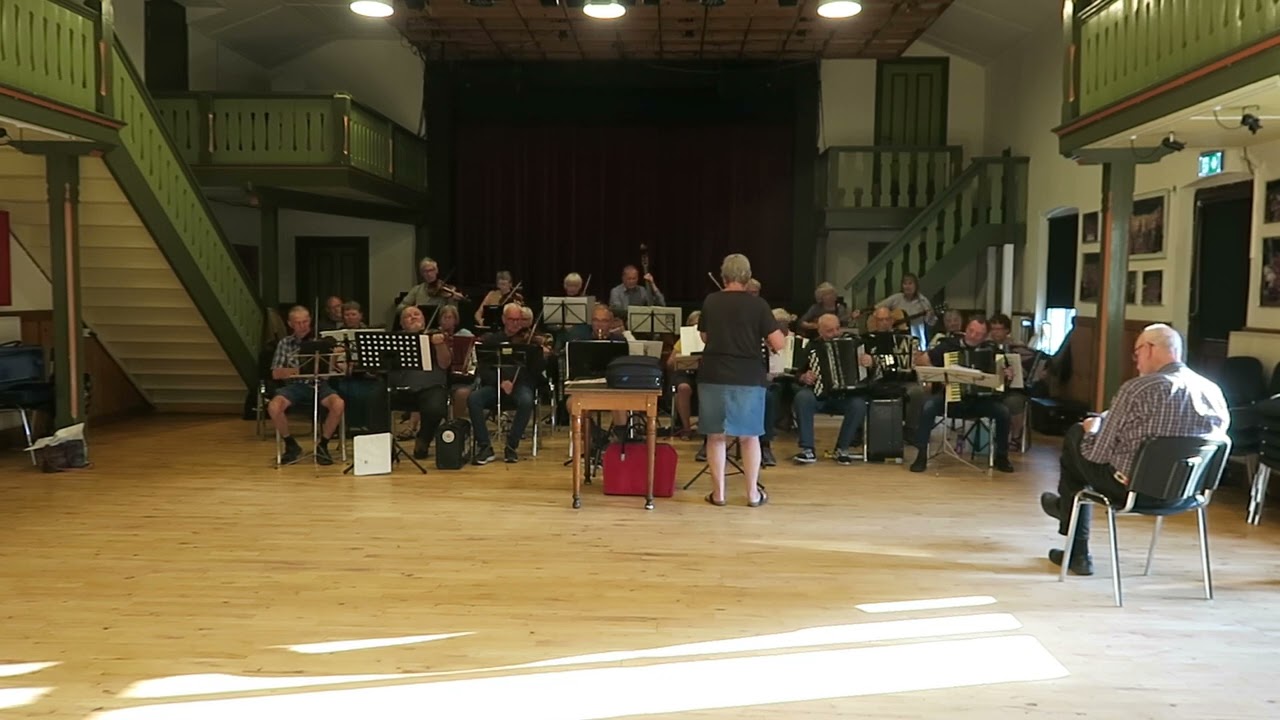 Musik og dans med De Dysted Spillefolk.