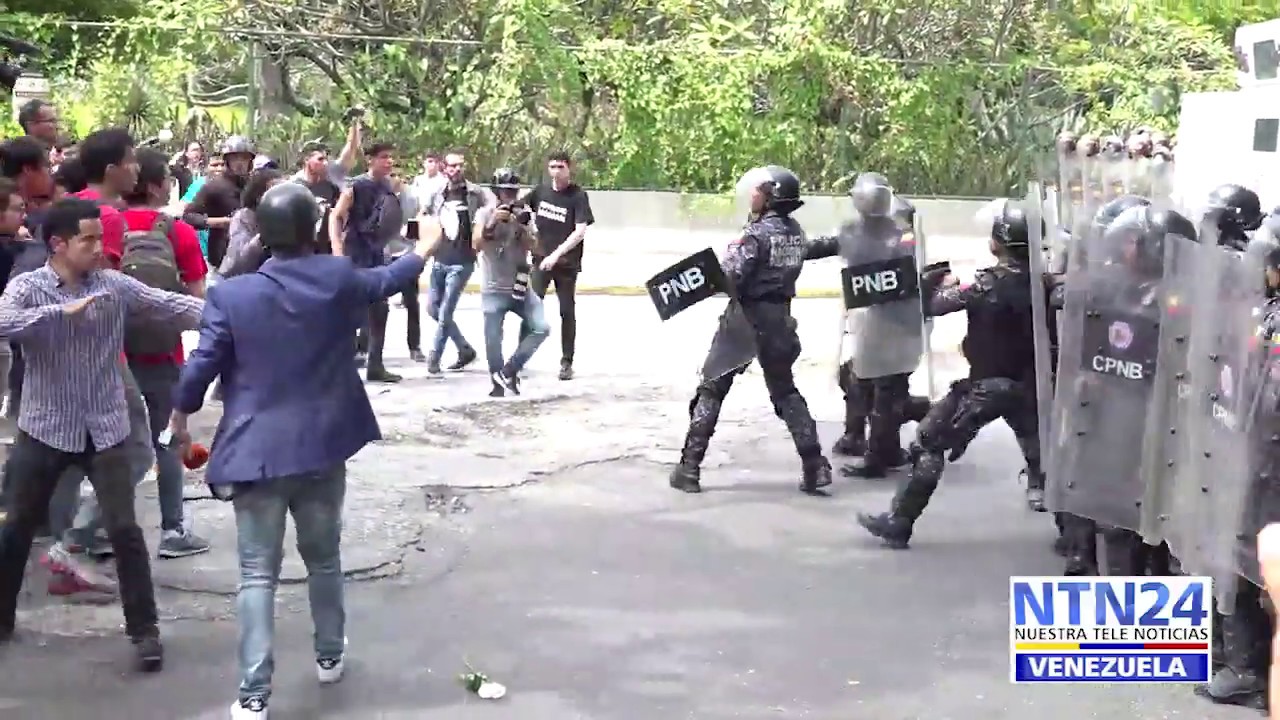 Con bombas lacrimógenas y gas pimienta: Policía agredió a estudiantes que protestaban en la UCV