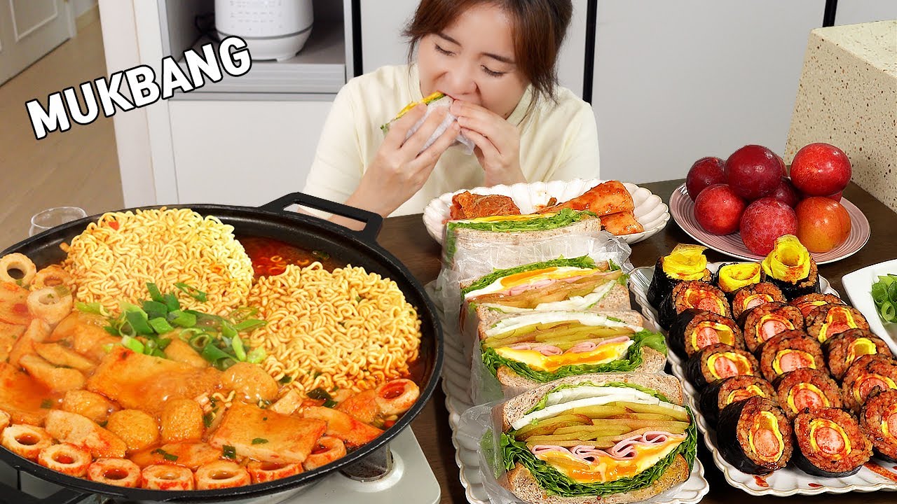 Mukbang :)булдак кимбап, сэндвич с черносливом, острые лапша с рыбным пирожком.
