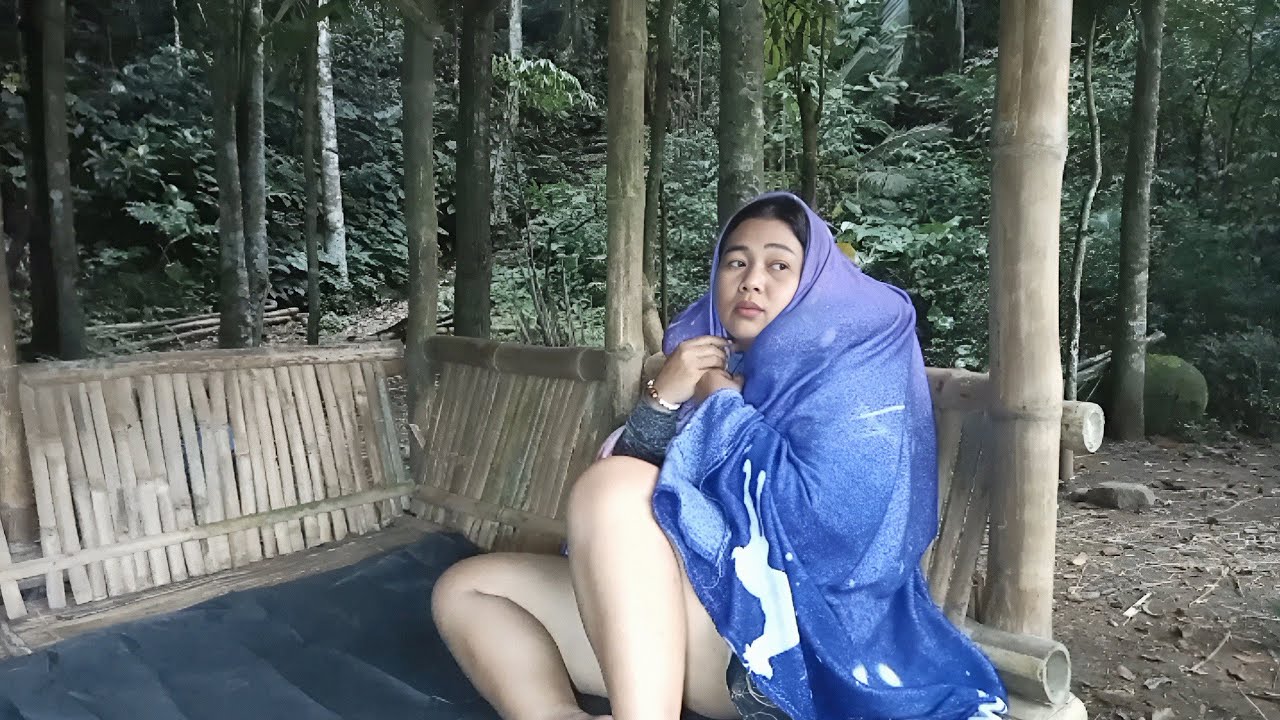 YOUNG MOTHER CAMPING IN A BAMBOO SHUT ON THE RIVER EDGE, CREATIVE EMERGENCY COOKING IDEAS