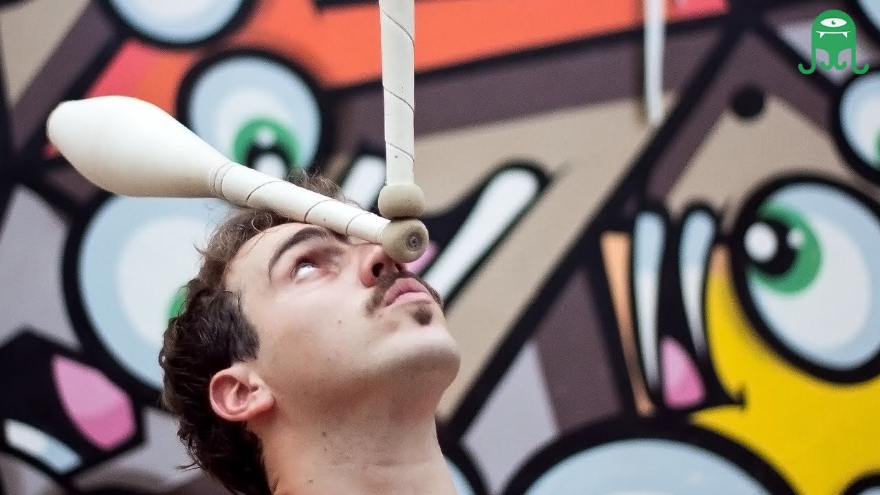 o Mamute Malabarista - the Mammoth Juggler - claves / clubs / clavas